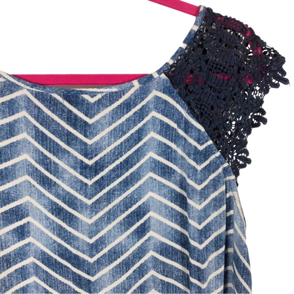 Love On A Hanger Blue Chevron Hi Lo Crocheted Cap Sleeve Blouse Plus Size 2X - Picture 7 of 13